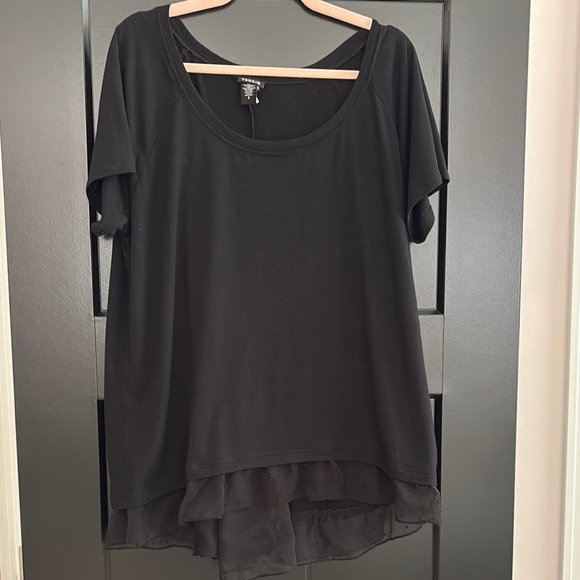 Torrid Black Short Sleeve Tee. Tiers in Front/Back w/Textured Dots. Size 2=18/20 - Picture 1 of 8